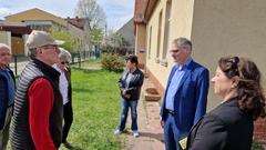 Dr. Georg Dybes Vor-Ort-Erkundung in der Schulstraße 3 in Göttin.
