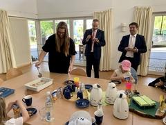 Steffen Scheller und Andreas Schul (links) schmeckt der frisch gebackene Kuchen.