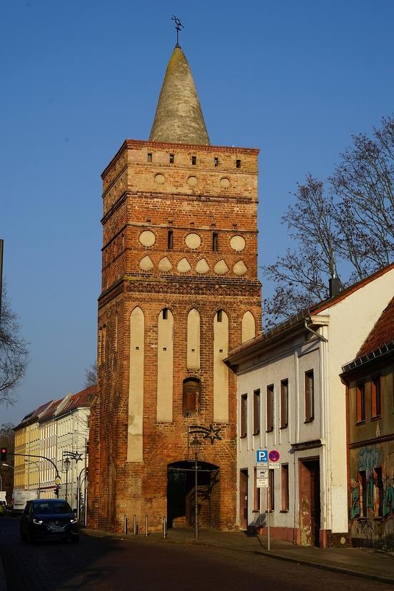Viereckiger Rathenower Torturm aus Backstein mit Turmspitze. Fenster sind zugemauert.