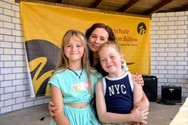 Lehrerin Anna Zadorozhna mit zwei ihrer Schützlinge auf der Gartenbühne der Musikschule.