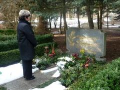 Am Grab von Friedrich-Karl Grasow