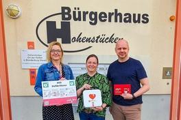 Nadin Sternberg, Leiterin Stadtteilbibliothek Hohenstücken, mit Sponsorin Martina Podzimek und Tino Haberecht, Koordinator Bürgerhaus Hohenstücken.
