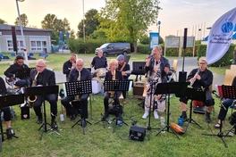 Die BigBand der Freien Musikschule Brandenburg lässt von 17:00 bis 18:00 Uhr im Café Pauline die Klostermauern swingen.