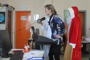 Lehrerin und verkleideter Schüler