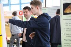 Der Oberbürgermeister informiert sich über den Einfluss von Holz auf Organismen