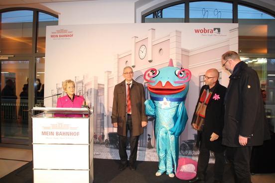 Roy Wallenta, Bürgermeister Premnitz, und Rhinow´s Amtsdirektor Jens Aasmann sowie BUGA-Geschäftsführer Erhard Skupch freuten sich gemeinsam mit der BUGA-Zwckverbandsvorsitzenden und Oberbürgermeisterin Dr. Dietlind Tiemann über das neue Eingangstor der Stadt.