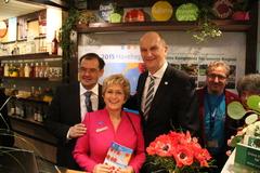 Ministerpräsident Dr. Dietmar Woidke, Landwirtschaftsminister Jörg Vogelsänger werben gemeinsam mit der BUGA-Zweckverbandsvorsitzende Dr. Dietlind Tiemann am BUGA-Stand (Halle 21 A, 165) für die Bundesgartenschau.