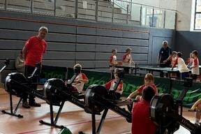 Kinder die auf Ruderergometern trainieren.