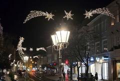 Blick in die festlich geschmückte Hauptstraße.