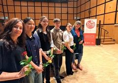 Die vier Schülerinnen und Schüler (plus Lehrerinnen), die gemeinsam achthändig musiziert haben.