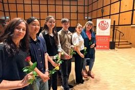 Die vier Schülerinnen und Schüler (plus Lehrerinnen), die gemeinsam achthändig musiziert haben.