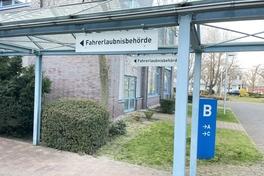 Hinweisschild der Fahrerlaubnisbehörde