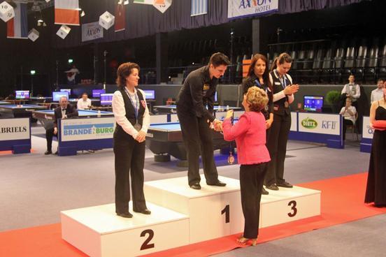 Siegerherung Dreiband Frauen (1. Platz Therese Klompenhouwer, 2. Platz Karina Jetten, 3. Platz Steffi Täm und Gülsen Degener)
