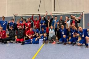 Fußballmannschaften haben sich für ein gemeinsames Foto zusammen gestellt.