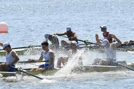 Ruderer nach dem Zieleinlauf