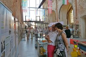 Ausstellung: Schon zur Eröffnung nutzten viele Besucher die Möglichkeit, sich über die interessante Geschichte der Regattastrecke zu informieren.