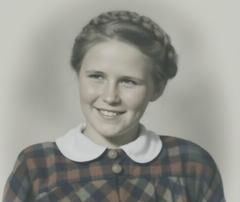 Ursula Wenck als junges Mädchen mit karierten Kleid und geflochtenen Haar.