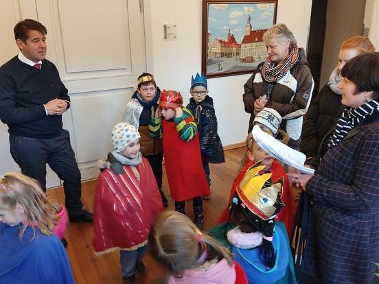 Oberbürgermeister Steffen Scheller im Gespräch mit den Vorschulkindern.