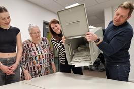 Das Wahl-Team um Tim Freudenberg (rechts) im Wahllokal 101 startet die Auszählung.