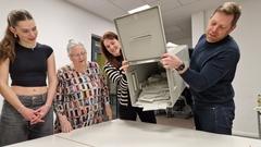 Das Wahl-Team um Tim Freudenberg (rechts) im Wahllokal 101 startet die Auszählung.