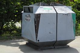 Veränderter Containerstellplatz für Glas im Wohngebiet Eigene Scholle