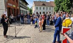 Heidrun Fleege erläuterte den Gästen der Grundsteinlegung, wie der Erweiterungsbau entstehen und genutzt wird.