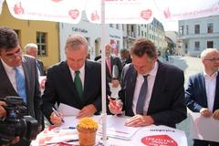 Starke Stimmen für kreisfreie Städte: Dr. Stefan Articus, Hauptgeschäftsführer Deutscher Städtetag und Jann Jakobs, Oberbürgermeister der Stadt Potsdam und Präsident des Städte- und Gemeindebundes im Land Brandenburg tragen sich in die Unterschriftenlisten ein