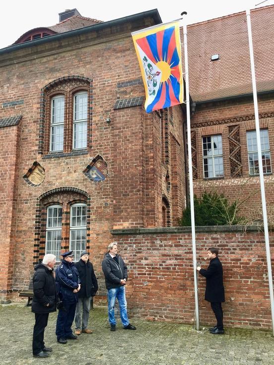 Steffen Scheller hisst die tibetanische Flagge