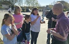 Fünftklässlerinnen der Magnus-Hoffmann-Schule Kirchmöser nutzten das Zusammentreffen, um Fragen für die Schülerzeitung zu stellen.