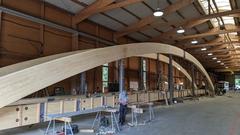 Sehr große Holzbauteile in einer Werkstatt