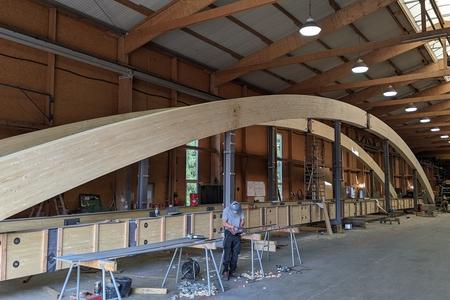 Sehr große Holzbauteile in einer Werkstatt