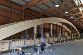 Sehr große Holzbauteile in einer Werkstatt