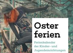 Ein auf einem Skateboard springendes Mädchen.