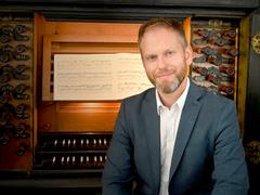 Ein mann an einer Orgel