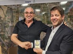Ra'ananas Bürgermeister Chaim Boyde überreicht Oberbürgermeister Steffen Scheller ein Gastgeschenk.