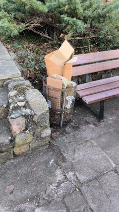 überfüllte und unsachgemäß befüllte Abfallbehälter