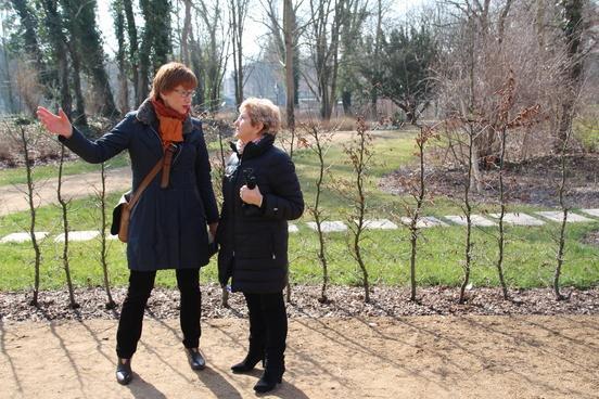 Ministerin und Oberbürgermeisterin schauen zur künftigen Blumenhalle (im Hintergrund ist der Humboldthain)