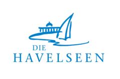 Logo Havelseen mit blauer Zeichnung, Schriftzug sowie Segelboot und Gebäude.