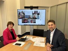 VDA-Präsidentin Hildegard Müller und Saarbrückens Oberbürgermeister Uwe Conradt im Austausch zur Zukunft des Automobilstandortes.