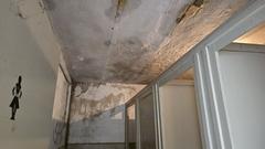 Das alte Gebäude, in dem sich WCs und der riesige Schaltschrank der einstigen Flutlichtanlage befinden, ist abrissreif. Die Idee, ihn als Sanitärtrakt