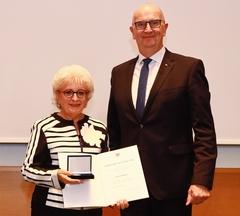 Gabriele Wolter, die Geschäftsführerin des Universitätsklinikums Brandenburg an der Havel GmbH, wurde von Ministerpräsident Dr. Dietmar Woidke mit der