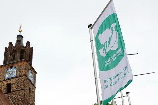 "Mayors for Peace" Stadt zeigt Flagge
