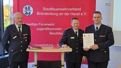 Oberlöschmeister Christian Edeler wurde für seine langjährige Einsatzbereitschaft das Ehrenzeichen in Gold verliehen.