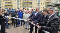 Frank Robby Wallis, Oberbürgermeister Steffen Scheller und Jens-Uwe Oppenborn beim Banddurchschnitt zur Eröffnung des neuen Filial-Standortes.