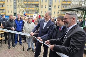 Frank Robby Wallis, Oberbürgermeister Steffen Scheller und Jens-Uwe Oppenborn beim Banddurchschnitt zur Eröffnung des neuen Filial-Standortes.