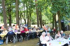 Bei sommerlichen Temperaturen konnte im Schatten der Bäume gefeiert werden.