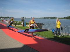 Besonders interessant für die Zuschauer: Bei den Portagen müssen die Boote getragen werden.