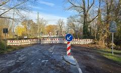 Noch kündigt die Leit-Insel den Beginn des Fahrrad-Schutzstreifend vor dem Bahnübergang an der Plane an.