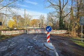 Noch kündigt die Leit-Insel den Beginn des Fahrrad-Schutzstreifend vor dem Bahnübergang an der Plane an.
