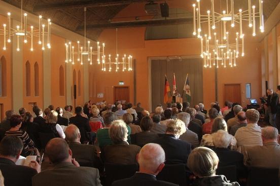 Die Oberbürgermeisterin hält die Festrede im voll besetzten Rolandsaal.
